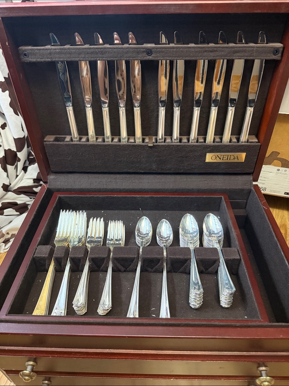 Oneida Silver Stainless Flatware Set with Polished Silver Finish